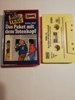 TKKG Folge 4 Das Paket mit dem Totenkopf Gelb 515721.8 Europa(Kleines Fenster, Namen ausgeschrieben im TKKG Logo)